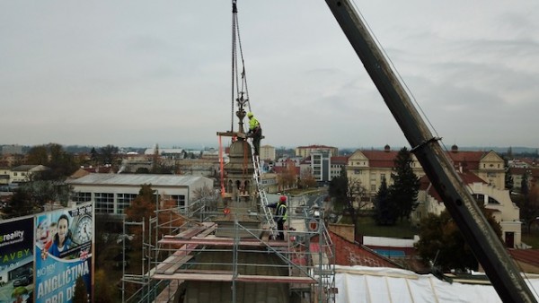 Konec listopadu 2023 - sundávání západní věže