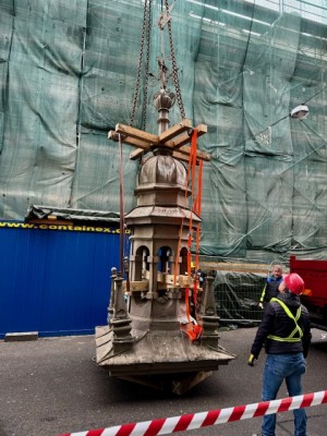 Konec listopadu 2023 - sundávání západní věže