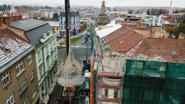 Konec listopadu 2023 - sundávání východní věže