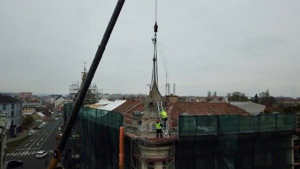 Konec listopadu 2023 - sundávání východní věže