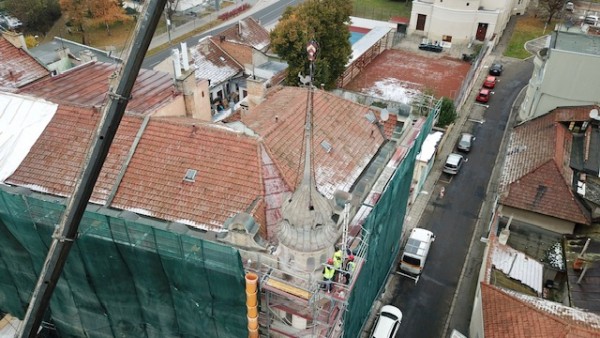 Konec listopadu 2023 - sundávání východní věže