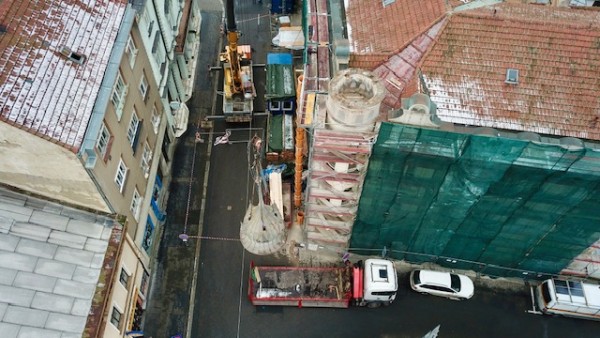 Konec listopadu 2023 - sundávání východní věže