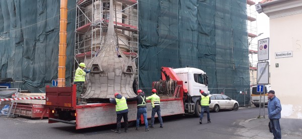 Konec listopadu 2023 - sundávání východní věže