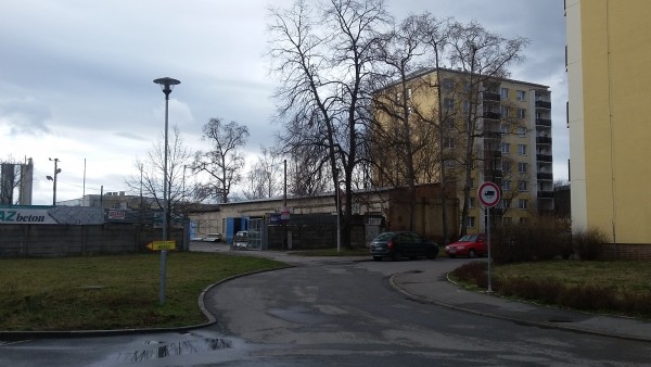 stávající příjezd k BD Kostelecká 366