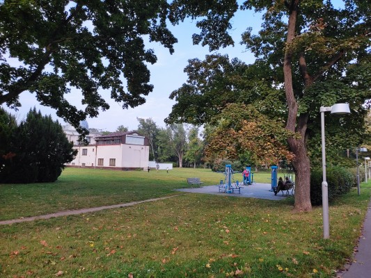 Veřejné osvětlení v parku u posilovacích strojů