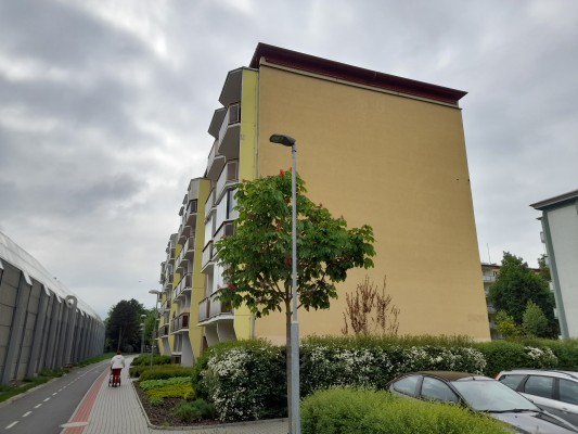 V popředí již vyměněná svítidla, dále původní