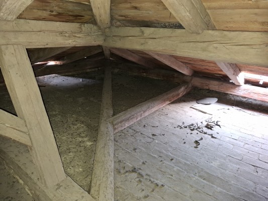 stav podkroví před rekonstrukcí
