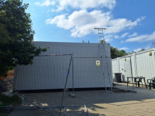 nové kontejnery jsou umístěny naproti stávajícím