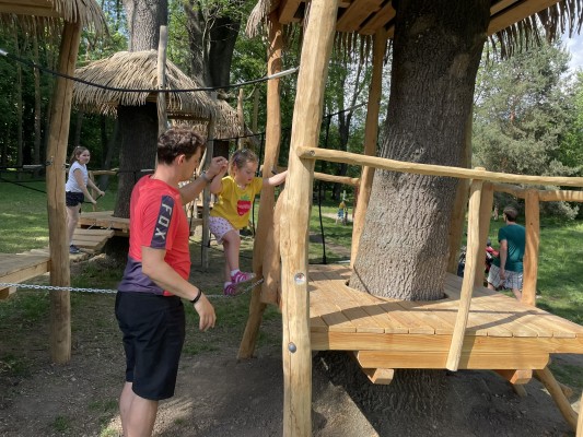 Vyžití dětí na hřišti mezi stromy