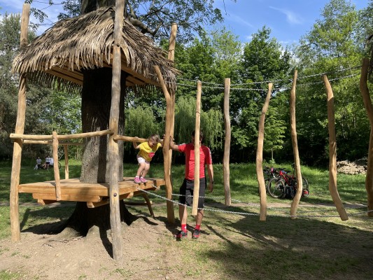 Vyžití dětí na hřišti mezi stromy