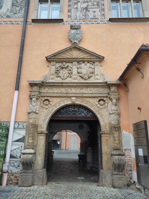 Portál zámku a vstup na nádvoří