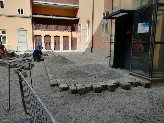 začátek května 2023 - dláždění nádvoří