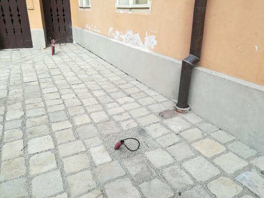 začátek května 2023 - část zádlažby včetně přípravy na osvětlení