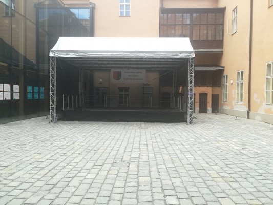 Zádlažba na nádvoří zámku s podiem, chybí světla