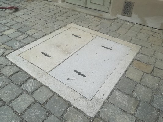 stávající kryt studny na nádvoří zámku