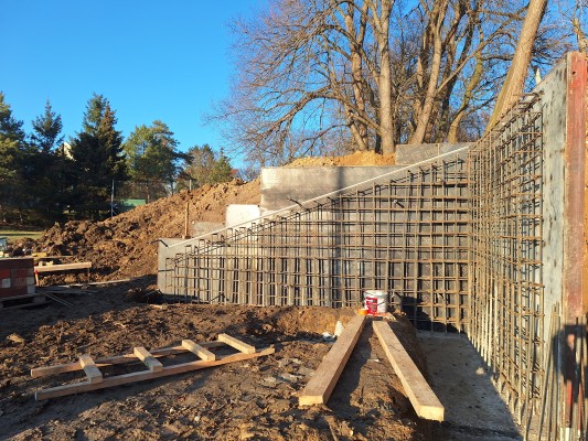 první dekáda února 2024 - výstavba opěrné zdi