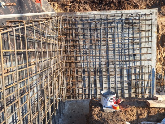 první dekáda února 2024 - výstavba opěrné zdi