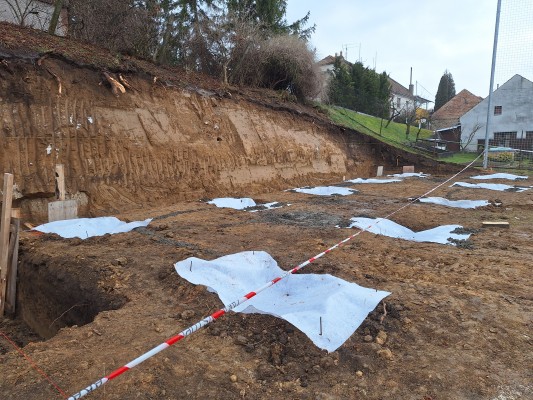 Zakryté základy objektu zázemí - druhá dekáda ledna 2024