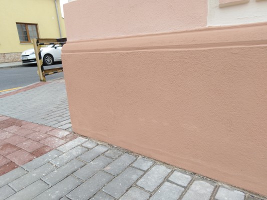 září 2022 - detail opravené části fasády