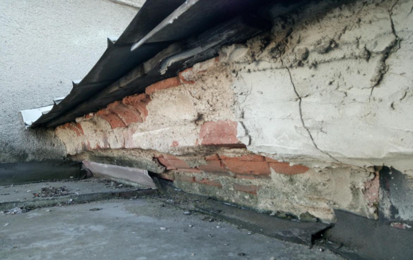 Poškozená římsa u přístavku