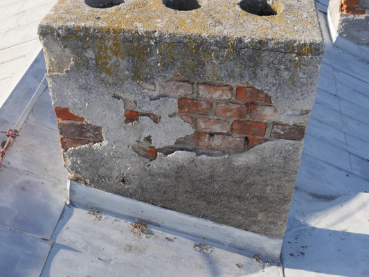 Poškozená omítka komínů