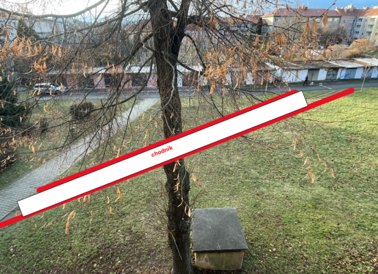 Zpevnění vyšlapané cesty za bytovými domy J. B. Pecky 3-7