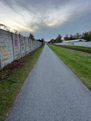 Odpadkové koše a osvětlení cyklostezky za Agrostrojem