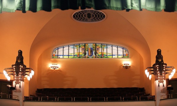 obnovená vitráž nad hlavním balkónem