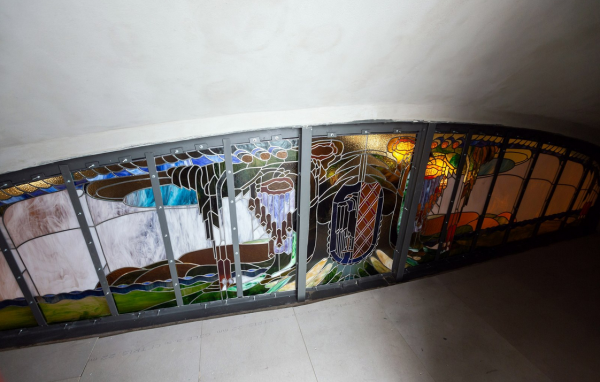 obnovená vitráž nad hlavním balkónem