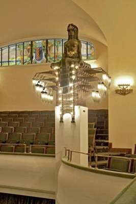 obnovená vitráž nad hlavním balkónem