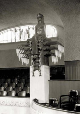 původní vitráž nad hlavním balkónem